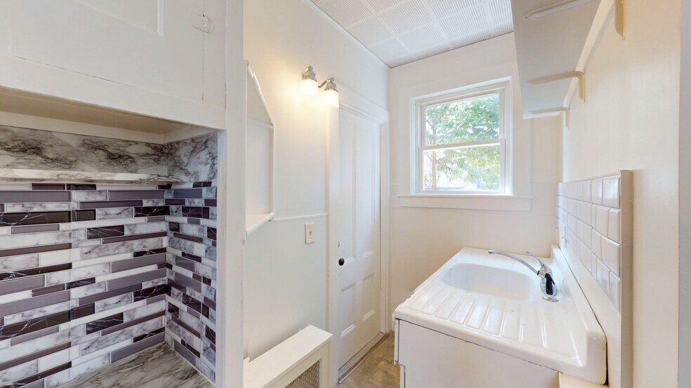 Building Photo - 10 Barrows St