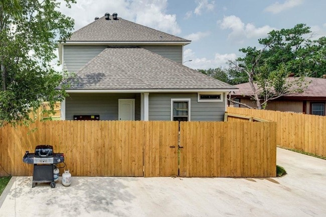 Building Photo - 402 Live Oak St