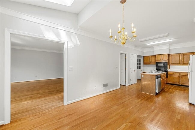 Building Photo - 302 S River Farm Dr
