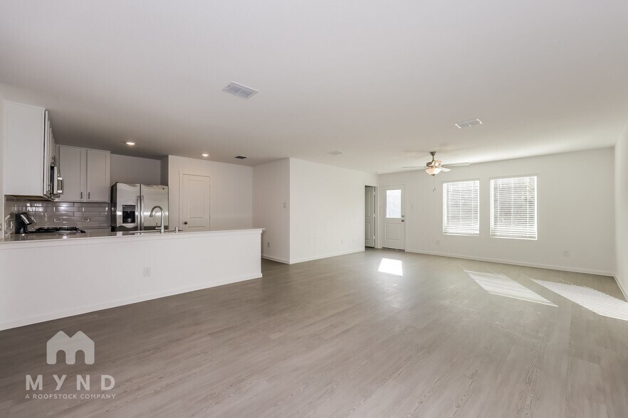 Building Photo - 2712 Ctr Crk Ln