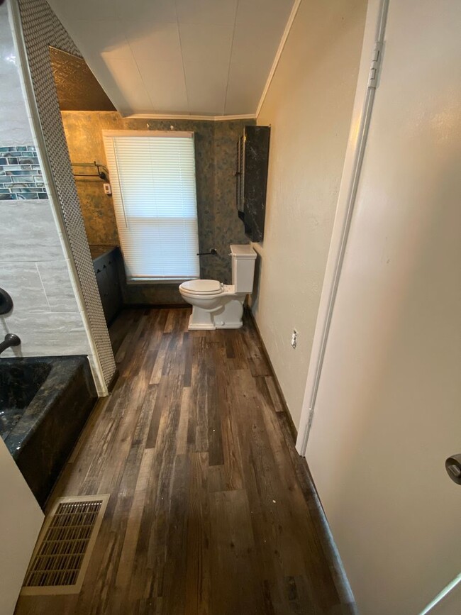 Building Photo - 2 Bedroom 1 Bath home