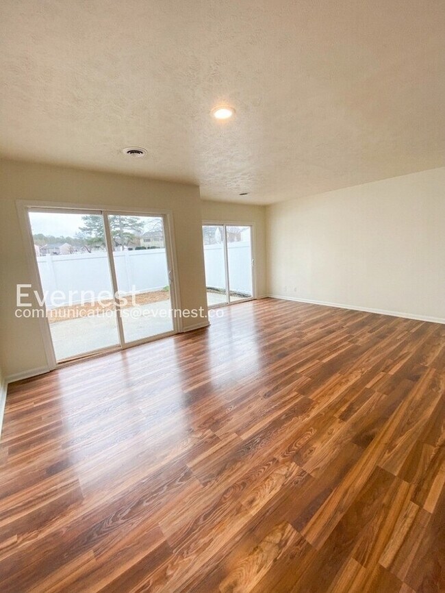 Building Photo - 3 Bed, 1.5 Bath Townhome with Fenced Yard / Available Soon!