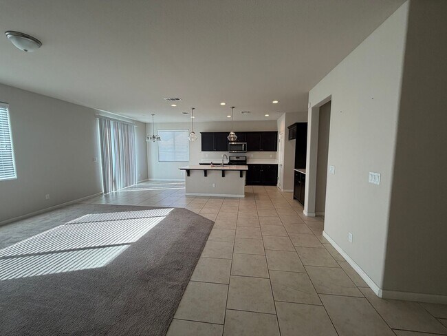 Building Photo - Nice home for rent in gated community in Tulare!