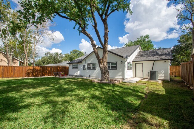 Building Photo - 1120 Mobile Dr