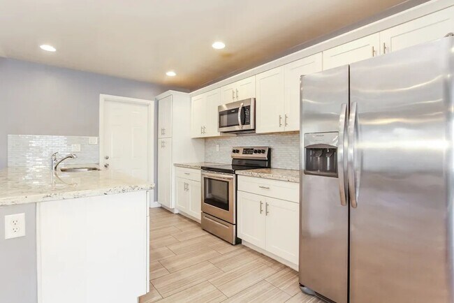Building Photo - 421 E Hermosa Dr