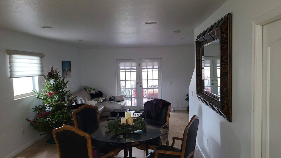 Building Photo - 2338 Sunset Dr