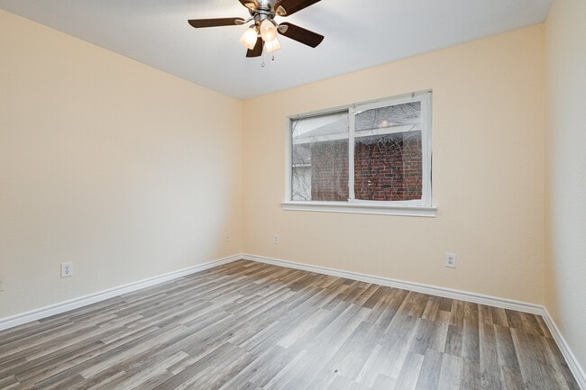 Building Photo - 704 White Oak St