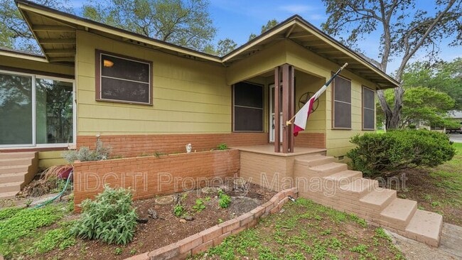 Building Photo - 1079 Canyon Dr