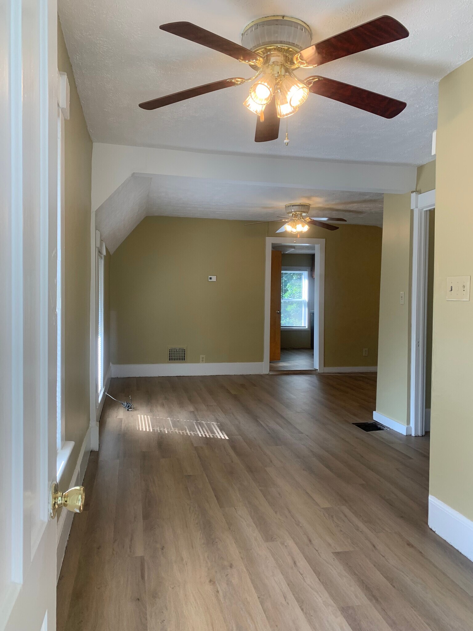 Building Photo - 113 E Sands St