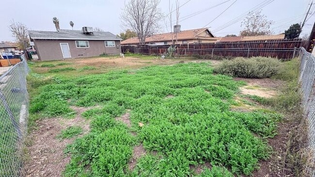 Building Photo - 2 bedroom 1 bathroom house located off the main street Oildale Dr.