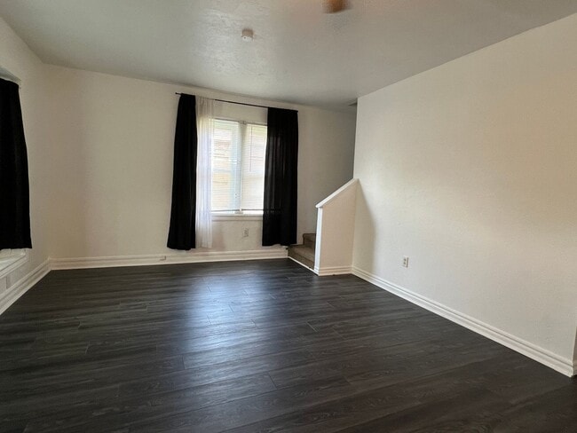 Building Photo - 1136 NW Maple-AVAILABLE NOW!!