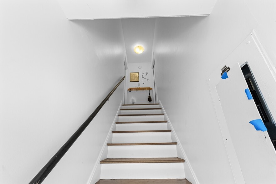 Building Photo - 705 W North St