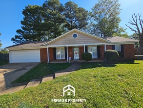 Building Photo - Spacious 4BR/2BA Home in 38115 | 2-Car Garage & Large Fenced Backyard