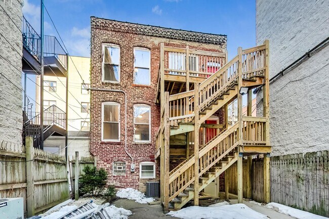 Building Photo - 1519 N Hudson Ave