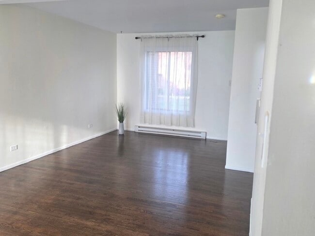 Building Photo - 1S252 Stratford Ln