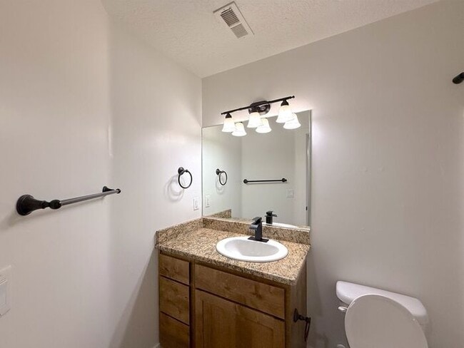 Building Photo - 4 bed, 2.5 bath duplex w/1 car garage