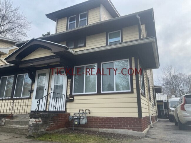 Building Photo - 253-255-255 Rocket St