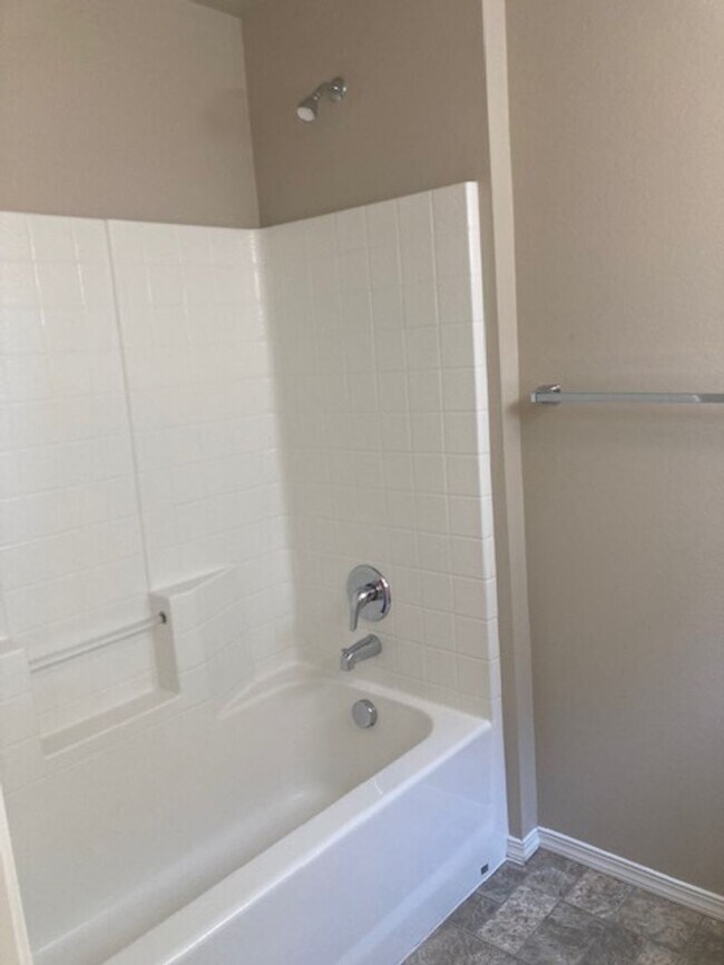 Building Photo - AB1436