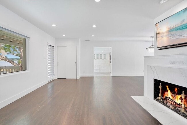 Building Photo - 812 East Blvd