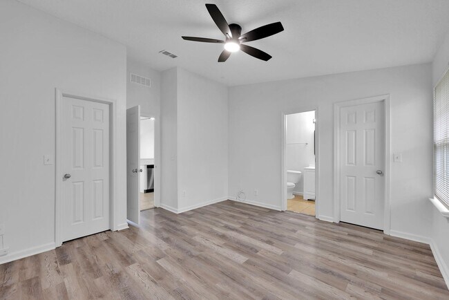 Building Photo - NEWLY RENOVATED 3 BEDROOM 2.5 BATHS TOWNHO...