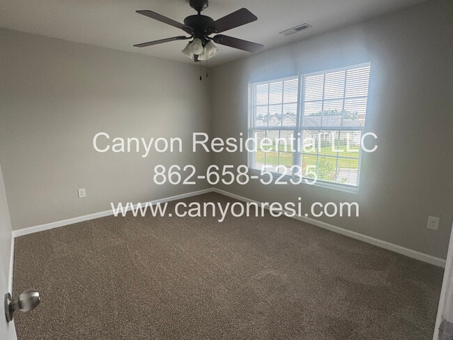 Building Photo - 2521 Spinnaker Dr