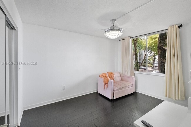 Building Photo - 1720 NW N River Dr