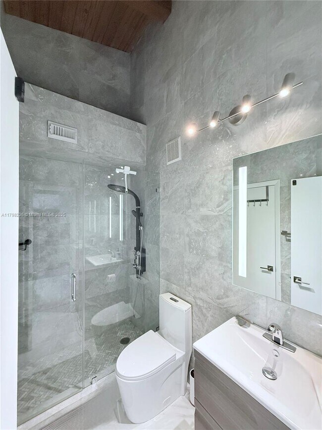 Building Photo - 2751 Parkview Dr S