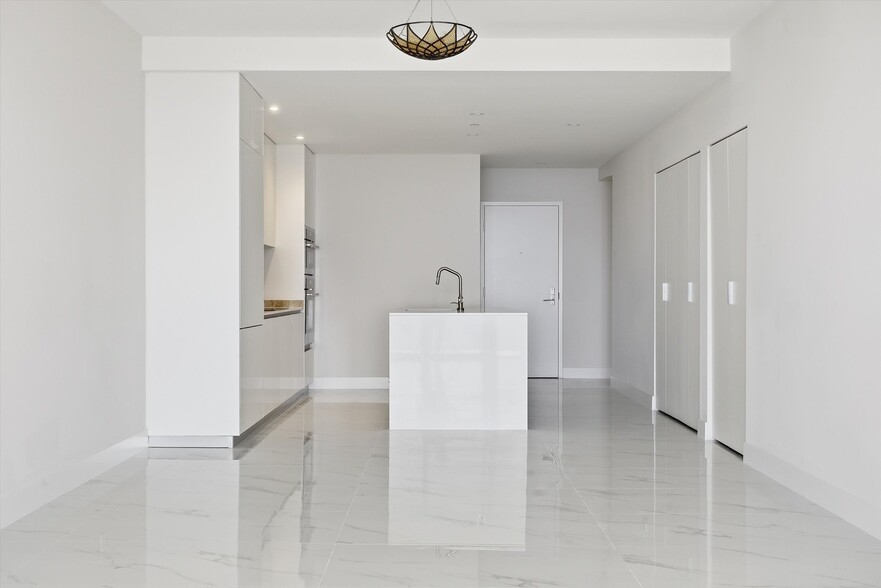 Building Photo - 700 NE 24th St