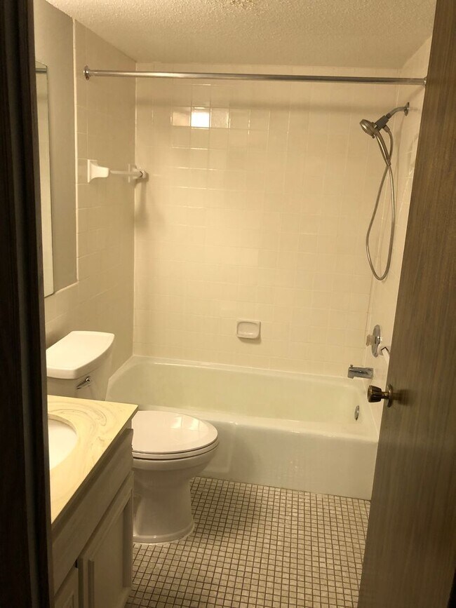 Building Photo - Spacious 2 bedroom in Hopkins!