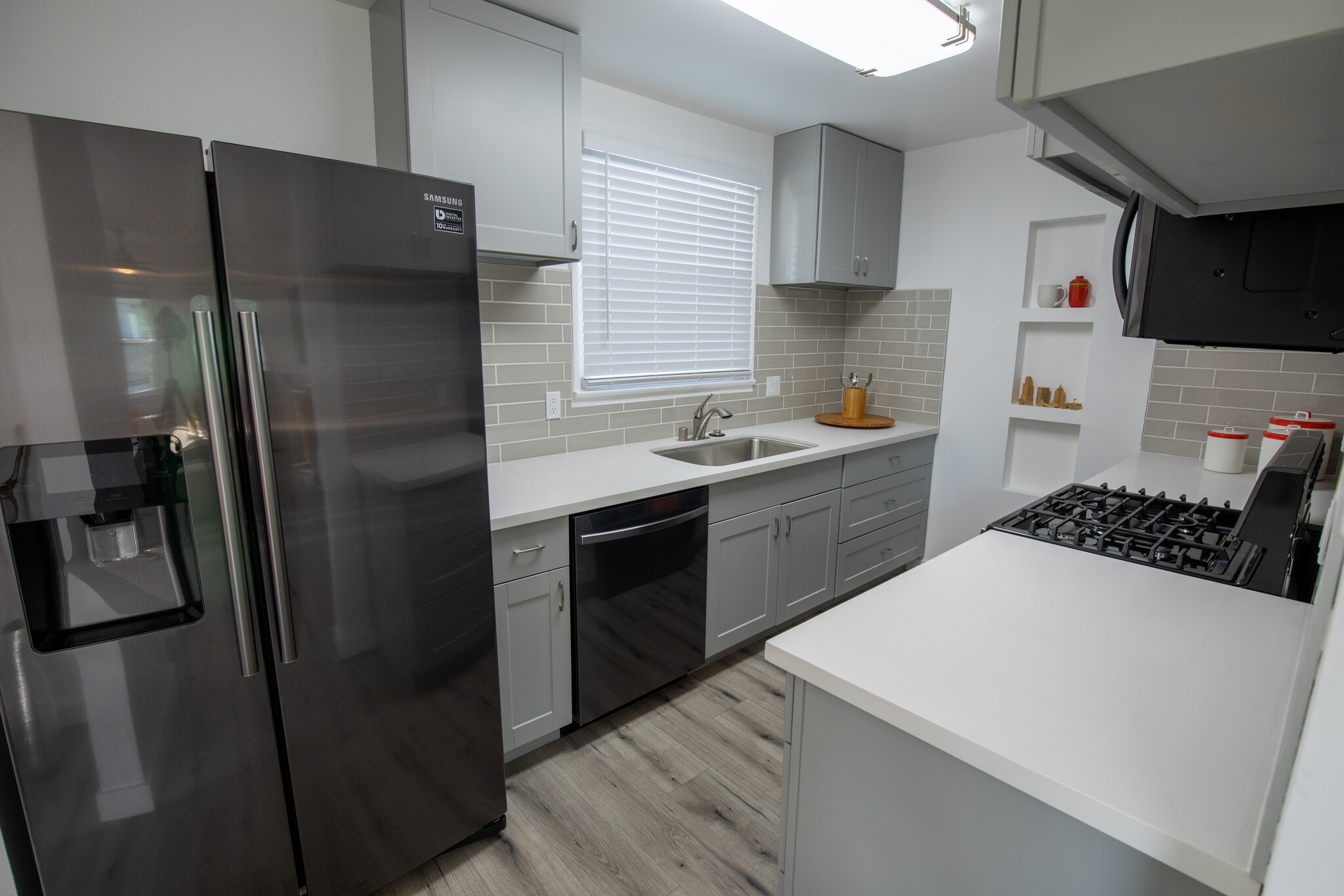 Full set of appliances - 923 N Avenue 56