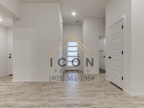 Building Photo - 5001 SE 86th St