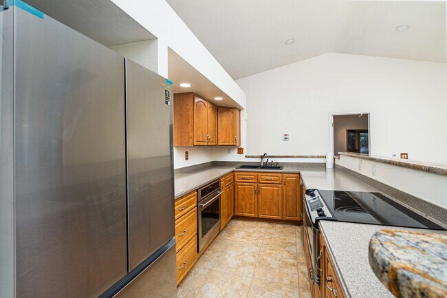 Building Photo - Convenient, Updated, and Plenty of Room fo...