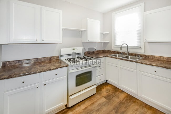Building Photo - 925 N Gladstone Ave
