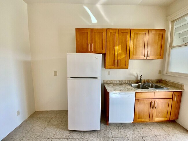 Building Photo - Full Floor Flat. PARKING! IN-UNIT LAUNDRY!...