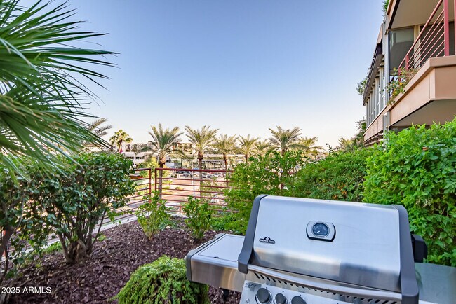 Building Photo - 7167 E Rancho Vista Dr