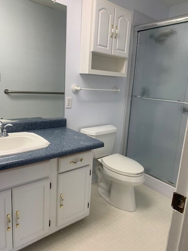 Building Photo - 2 bedroom 2 bath unit- Close to tanglewood!