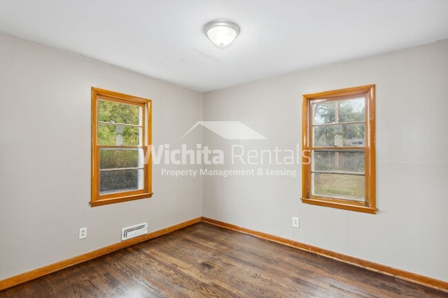 Building Photo - 3 BD/1 BA home near Friends University!