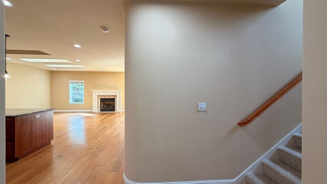 Building Photo - Desirable Mountain View 4 Bed + 3.5 Bath + Office Home. Close to Downtown Mountain View. Great Lo...