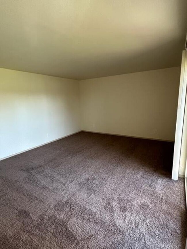 Building Photo - Rent Special: 1/2 Off March's Rent 2 Bedroom 1 Bath Unit NE Salem!