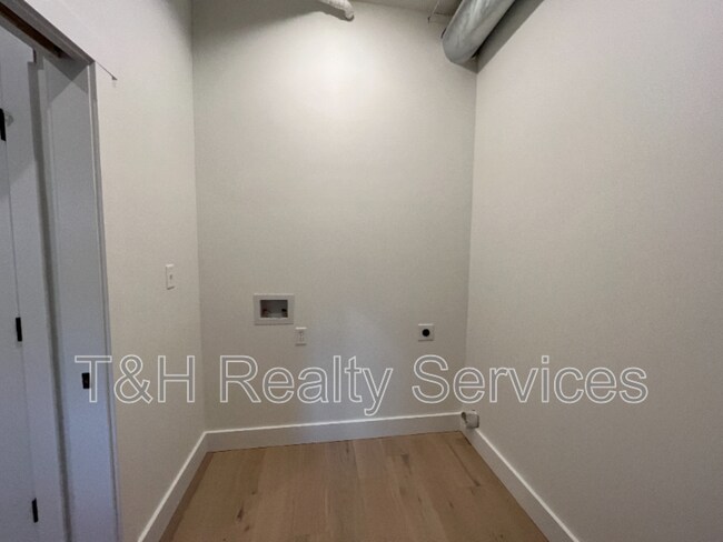 Building Photo - 930 Woodlawn Ave