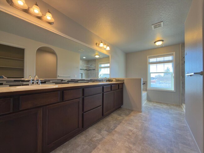 Building Photo - 515 S King St