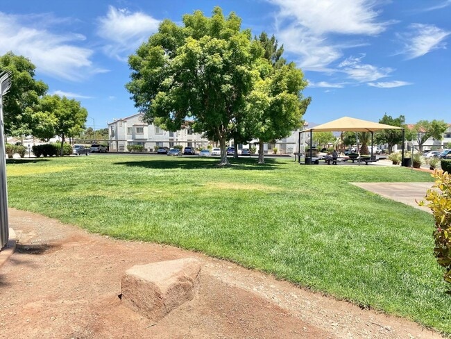 Building Photo - GORGEOUS 2 BEDROOM 2 BATH UPSTAIRS UNIT.