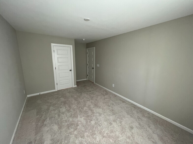 Building Photo - Room in House on Tawny View Ln