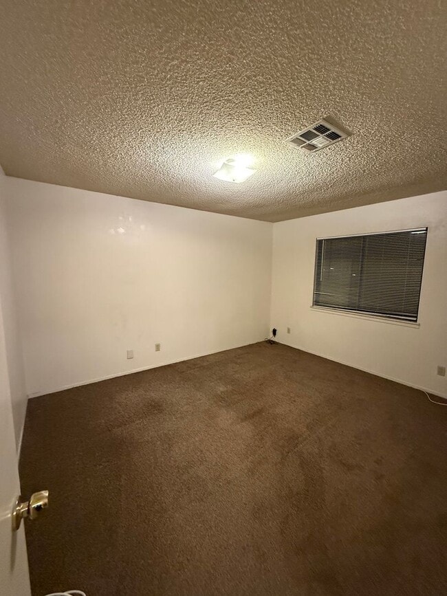 Building Photo - 2 BEDROOM 1 BATH - UPSTAIRS UNIT