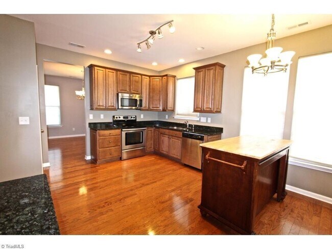 Building Photo - 4 Bedroom, 3 Bath Home for Rent in Kinderton