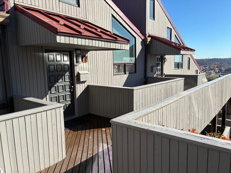 Exterior Entry - 1040 Hatch St