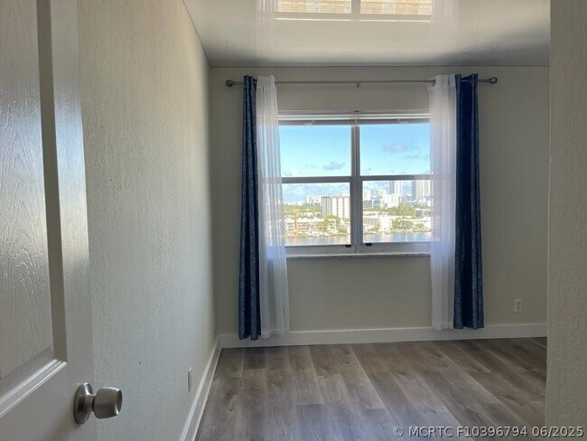 Building Photo - 401 Golden Isles Dr
