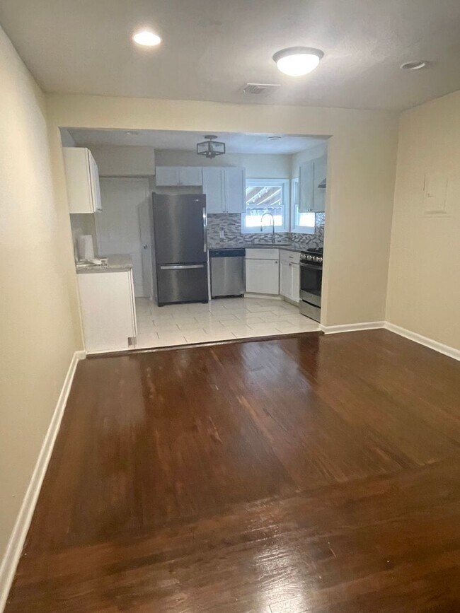 Building Photo - Charming Olmos Park Terrace Rental
