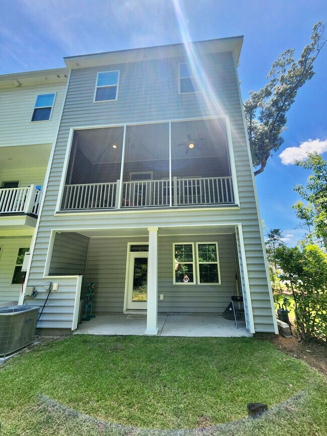 Building Photo - Well maintained end unit townhome in Grand...