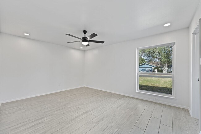 Building Photo - Chic, Bright, and Inviting - Welcome to Lark!